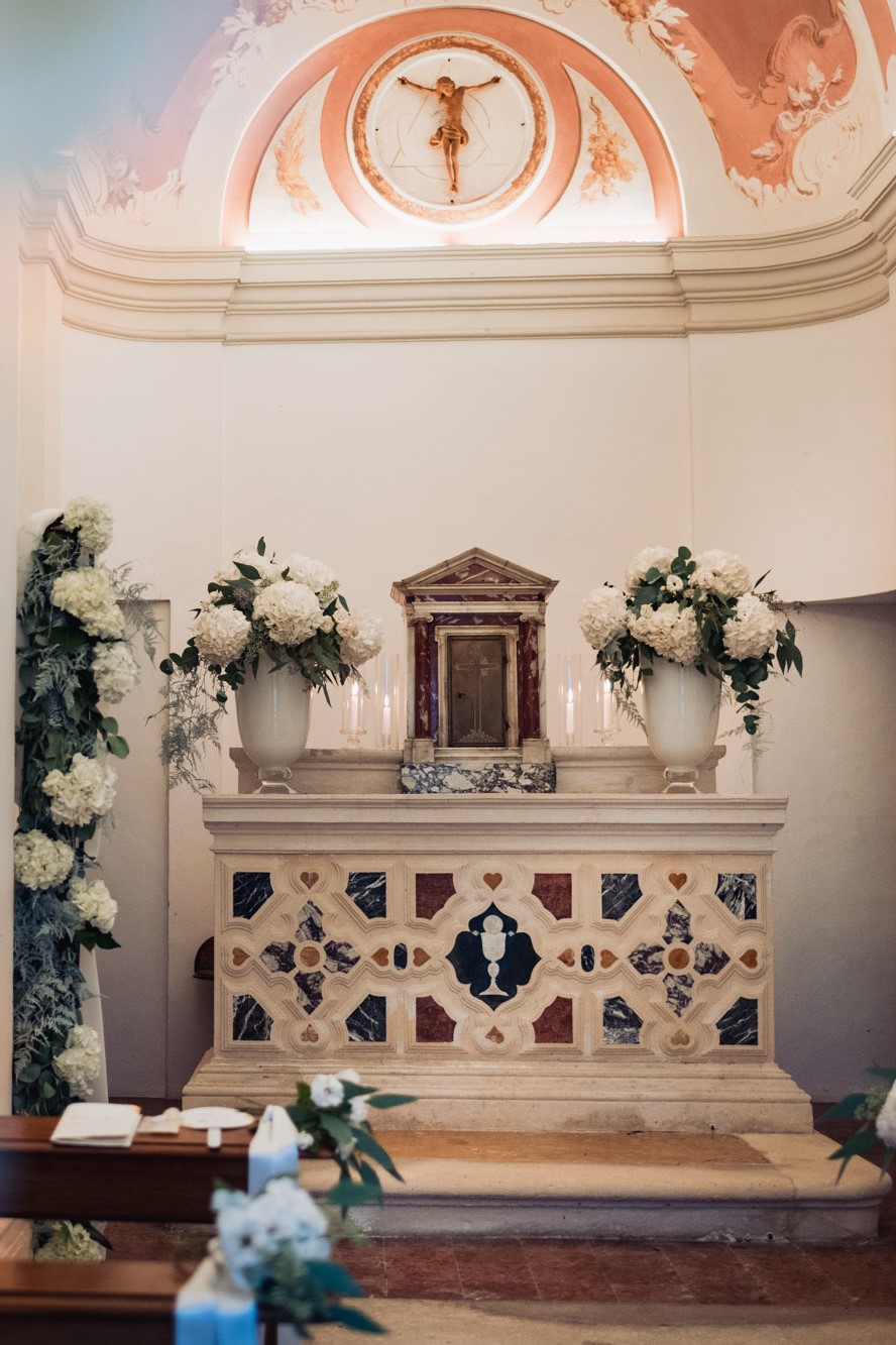 elegant wedding in villa table flowers